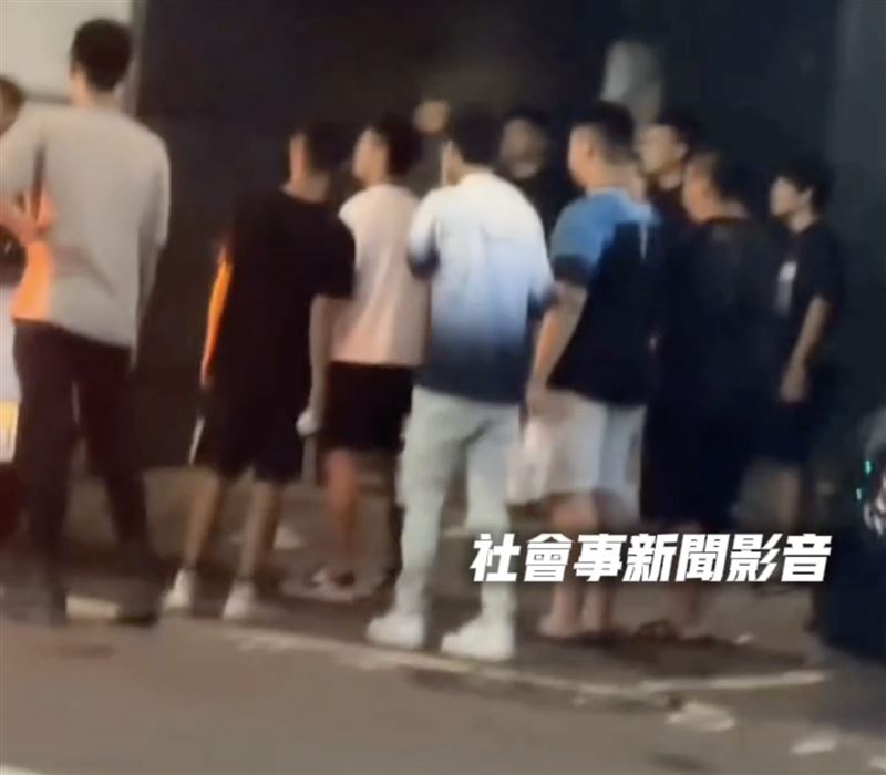 2名男子在一中商圈街頭扭打，吸引眾人圍觀。（圖／翻攝自社會事新聞影音）