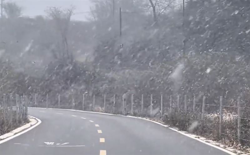 中國民眾記錄下，10月中的北京已下起雪，有較往年提早。（圖／翻攝自微博）