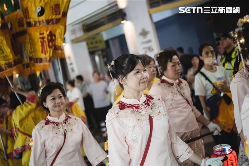 胡小姐擔任桃園護國宮夜巡的提燈玉女，感恩神明保佑。（圖／桃園護國宮提供）