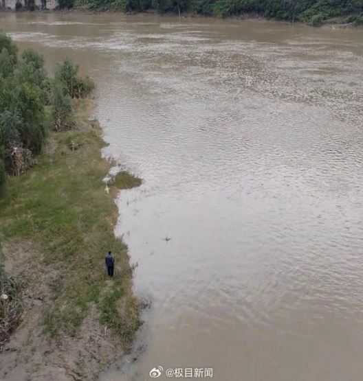 中國潯陽一名新娘突收「下車費」，讓新郎失控跳河亡。（圖／翻攝自微博 @極目新聞）