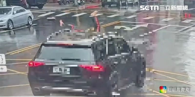北市黃翁騎車載送蔡妻遭賓士車追撞而亡。（圖／翻攝畫面）