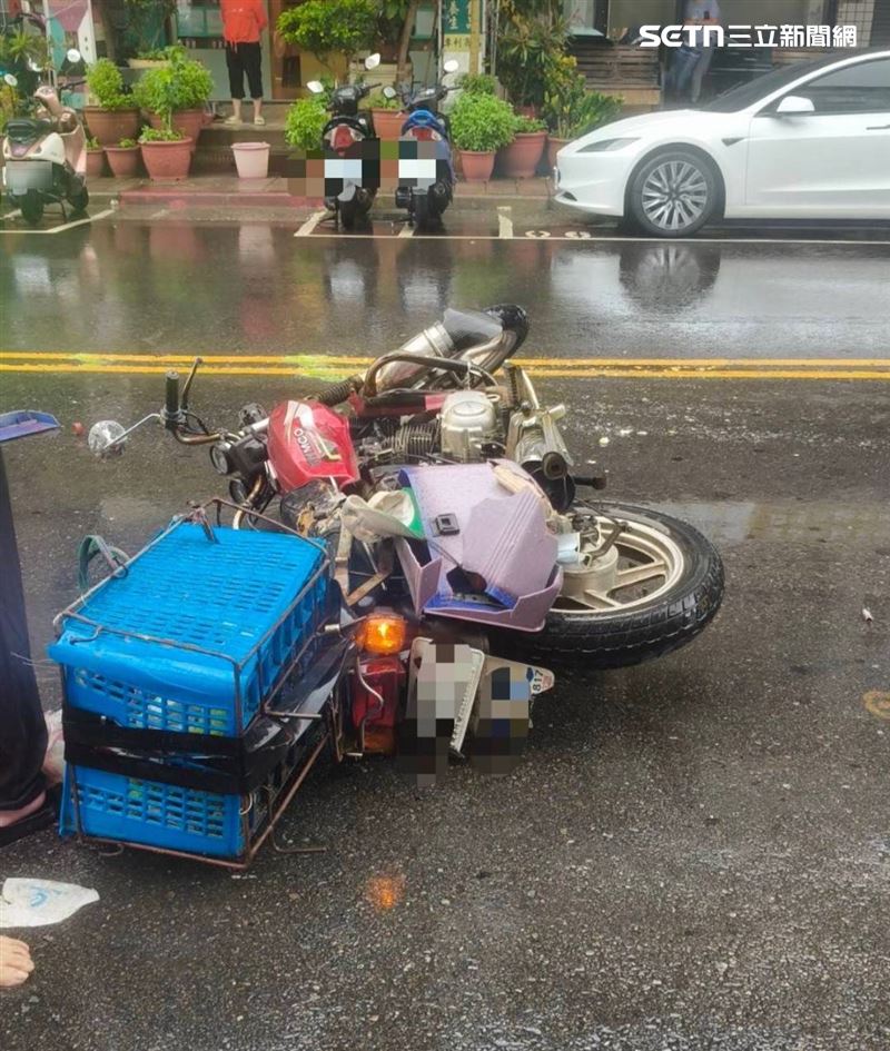 北市黃翁騎車載送蔡妻遭賓士車追撞而亡。（圖／翻攝畫面）