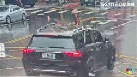 北市黃翁騎車載送蔡妻遭賓士車追撞而亡。（圖／翻攝畫面）