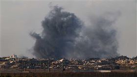 以軍兩名士兵10月19日遇襲身亡後，以色列隨即轟炸加薩各地作為報復，釀成至少44人死亡。（圖／翻攝自X平台 @eveningnews786
）