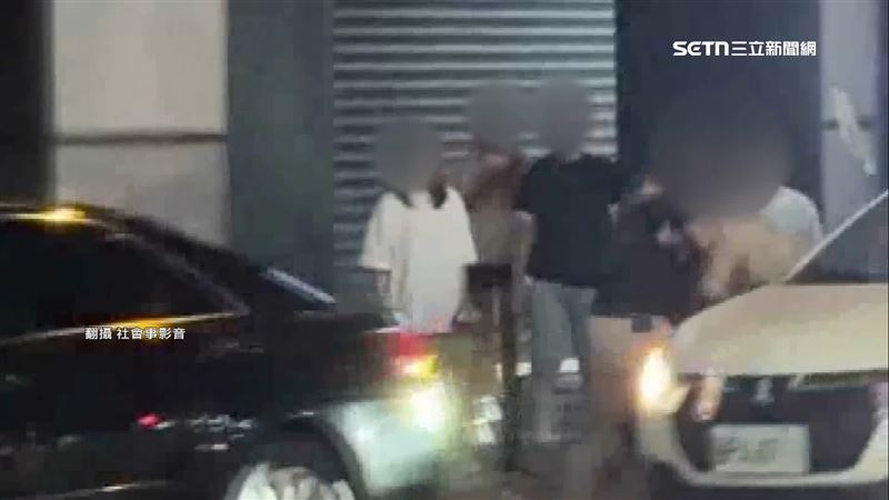 台中一中商圈19日晚間，兩名男子因感情糾紛互毆