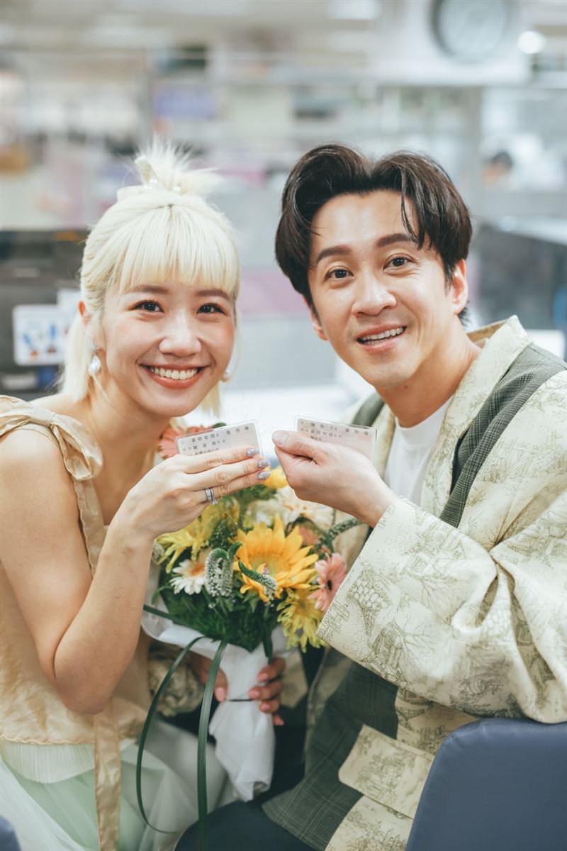 Lulu與陳漢典結婚曬出配偶欄（圖／圖/天地合娛樂、民間友人提供）