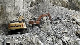 燕子口堰塞湖壩頂降挖屢遇險花蓮太魯閣燕子口堰塞湖集水區雨量20日未如預期多，農業部林業保育署花蓮分署目前用降挖的方式，利用機械到壩頂，僅剩10公尺左右，但是現場環境非常的差，仍有落石，影響進度，預期3、4天，最慢1週處理完。（林保署花蓮分署提供）中央社記者李先鳳傳真　114年10月20日