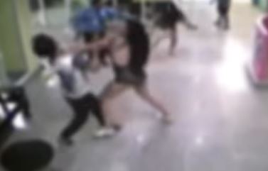 3名跨性別女性攻擊2名印度遊客，搶走總值約新台幣2萬2千元的現金。（圖／翻攝自FB＠สยามชลนิวส์）