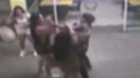 3名跨性別女性攻擊2名印度遊客，搶走總值約新台幣2萬2千元的現金。（圖／翻攝自FB＠สยามชลนิวส์）