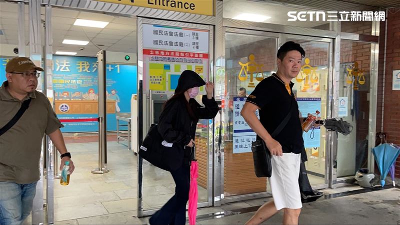 台北市議員陳怡君面對媒體立刻戴上口罩遮去面容。（圖／記者楊忠翰攝影）