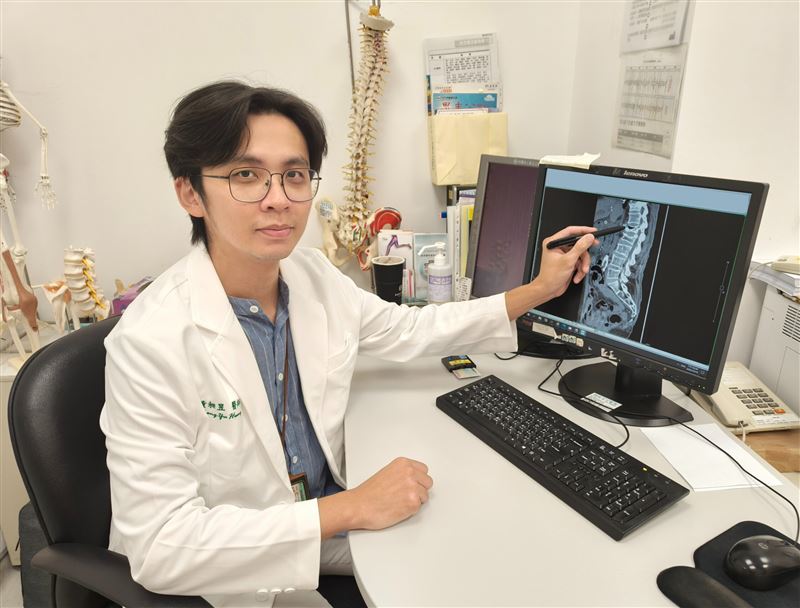 骨質疏鬆症是一種骨質流失、骨頭變脆的慢性病，被稱為「沉默的殺手」。（圖／桃園電子報提供）