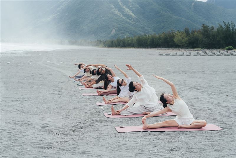 海浪瑜伽由RYT200認證的Miffy老師帶領，以溫和引導與深層放鬆。（圖／飯店旅宿業者提供）