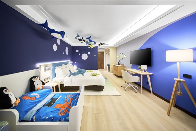 「福容徠旅中壢」IKEA「海旅」客房，將海龜、藍鯨、虎鯨等，固定在天花板上，床上擺放著企鵝和鯊魚，彷彿進入海底世界。（圖／飯店旅宿業者提供）
