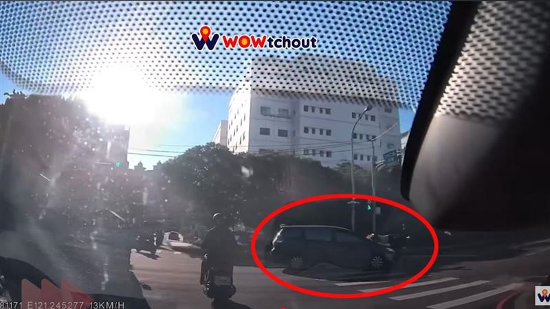 行車紀錄器拍下潔姓女行人被撞倒瞬間。（圖／翻攝《 WoWtchout - 地圖型行車影像分享平台》）
