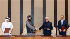 阿富汗與巴基斯坦代表19日在卡達杜哈簽署停火協議。（圖／翻攝自X平台 @TC_IslamabadBE
）