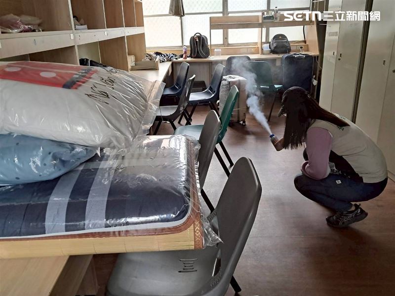 台南市衛生局派員清消，不只戶內壓罐，戶外也請環保局進行化學防治。（圖／台南市衛生局提供）