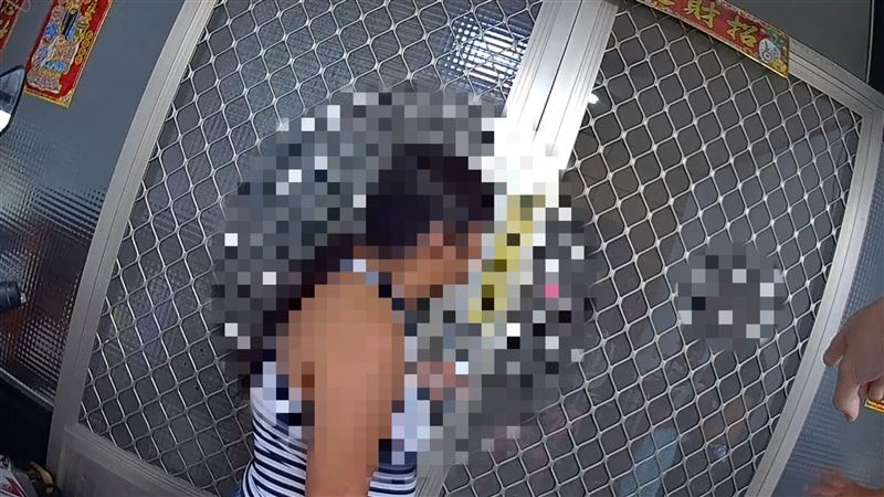 台東一對母子爆口角，21歲兒子失控持菜刀抱嬰兒對峙，場面一度緊張。（圖／翻攝畫面）