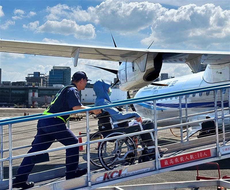 華信航空表示專案在機場登機、飛航期間均提供特別服務,包括地勤人員專業的一對一協助、託運輪椅及輔具服務。(圖/華信航空提供)