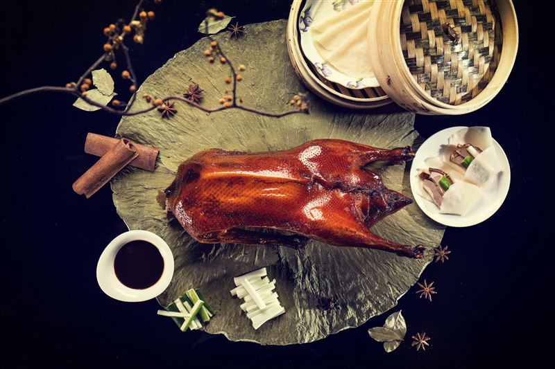 月銷逾600隻漂亮廣式海鮮餐廳招牌「黃金片皮燒全鵝」。（圖／飯店旅宿業者提供）