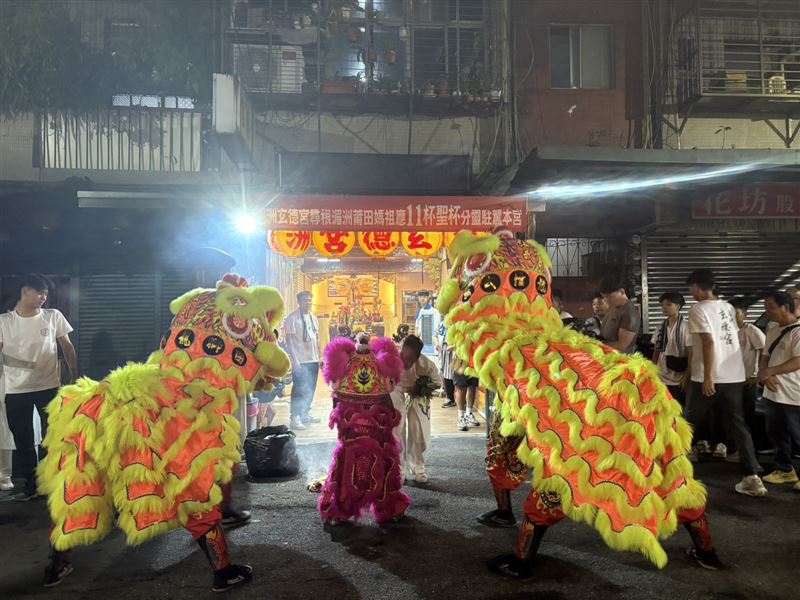 蘆洲玄德宮推「男神節結緣」祈安定人心，玄德宮現場活動熱鬧非凡，聚集大量人潮。（圖／蘆洲玄德宮提供）