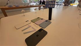 果粉崩潰iPhone17陷「刮痕門」！背殼易刮花　華爾街專家淡定一句話揭密iPhone 17（圖／記者李宜樺攝影）
