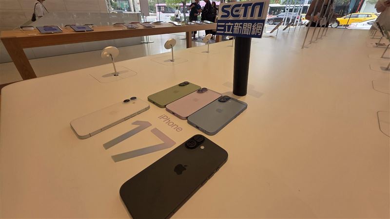 iPhone 17系列上市後在中美兩地銷量強勁，基本款成最大黑馬，帶動蘋果市占率回升。（圖／記者李宜樺攝影）