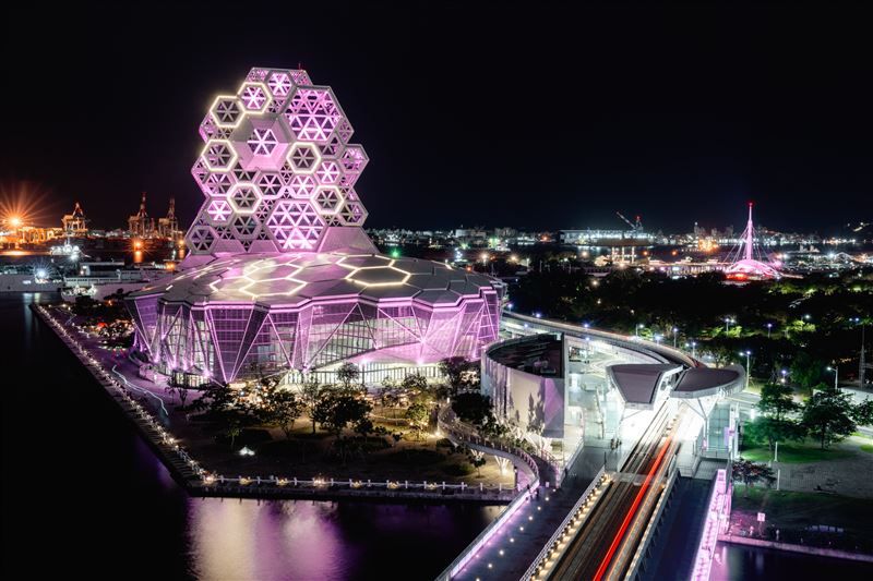 為迎接BLACKPINK到來，高雄全城掀起「粉紅應援」引發討論（圖／翻攝自陳其邁臉書）