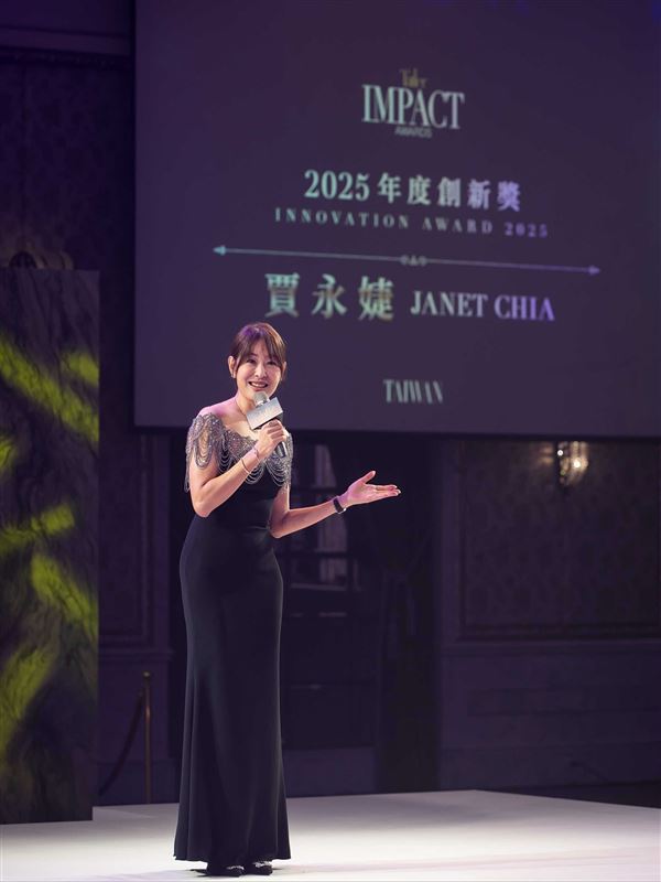 賈永婕穿一襲華麗禮服登台領獎，令全場驚艷。（圖／翻攝自賈永婕的跑跳人生臉書）