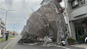 彰化，７-9級強風，風吹沙，彰化市彰水路，鷹架倒塌(圖／翻攝畫面)