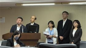 交通部民用航空局今（15）日於立法院社福及衛環委員會進行「長榮空勤人員因病延誤就醫，應立即檢討航空業職場健康保障飛行安全」專題報告。對於長榮航空空服員疑似抱病執勤、返台後不幸身亡一事，民航局長何淑萍表示，已派員赴長榮了解整體作業流程，並要求公司全面檢討改進，包括作業SOP、通報及應變機制，同時也將針對長榮請假制度「缺乏彈性」部分，要求配合勞動部檢討改善。(圖／記者李育道攝影)