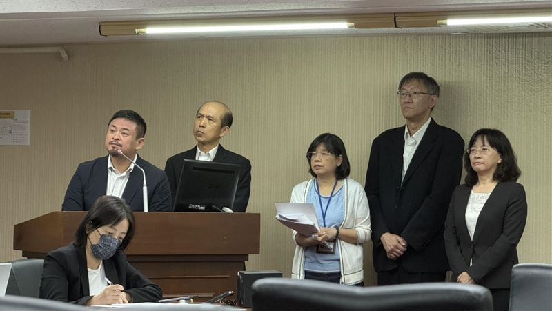民進黨立委劉建國日前針對長榮事件質詢民航局長何淑萍（右1），並詢問在機上處理的程序是否有按照SOP進行，何淑萍提到，「空服組員沒有直接涉及到飛安」。(圖／記者李育道攝影)