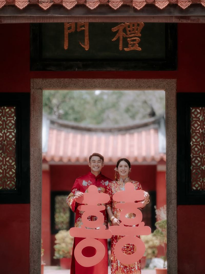 融融與另一半Tasha拍中式婚紗（圖／翻攝自IG @benwoooo）