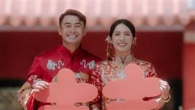 融融與另一半Tasha拍中式婚紗（圖／翻攝自IG @benwoooo）