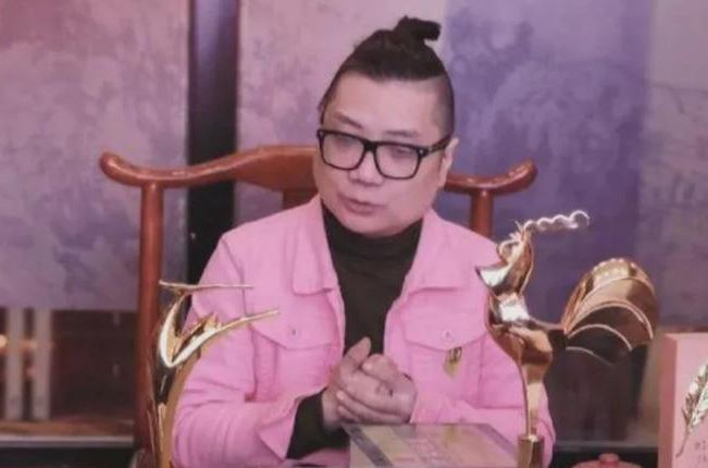 程青松創辦「金掃帚獎」，久而久之，這個獎項從「犀利」變成了「噁心」。（圖／翻攝自微博）