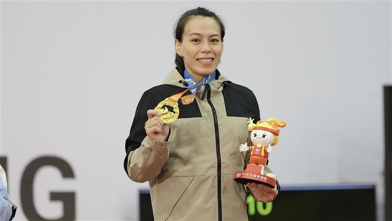 「舉重女神」郭婞淳在全運會64公斤級舉重，以抓舉98公斤、挺舉130公斤，總和228公斤摘金。（圖／中央社