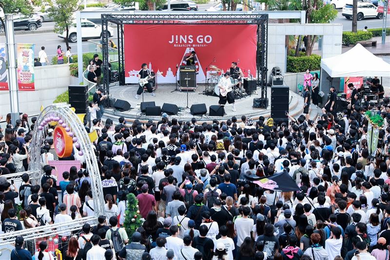 JINS GO 小紅胖卡首度南下高雄，人氣樂團怕胖團現場開唱，吸引上千人聚集，嗨翻漢神巨蛋廣場