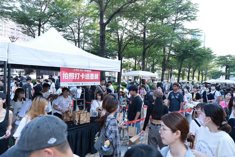 JINS GO活動玩遊戲、送墨鏡，將漢神巨蛋廣場擠得水洩不通