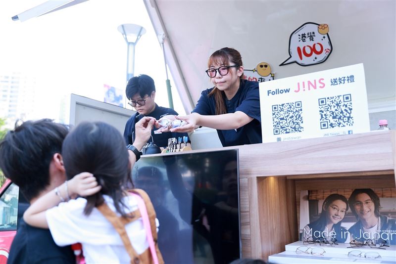 JINS GO外型可愛吸睛，由專業驗光師現場為民眾調整眼鏡、保養清洗服務，大受粉絲好評