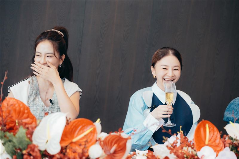 花花（右）看首播驚呼根本私下閨蜜出遊（圖／東森提供）