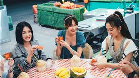 曾莞婷（中）透露媽媽也羨慕（圖／東森提供）