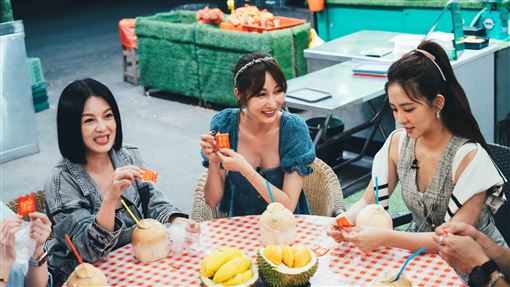 曾莞婷嗨曬低胸　周曉涵遭虧：爽玩還領錢