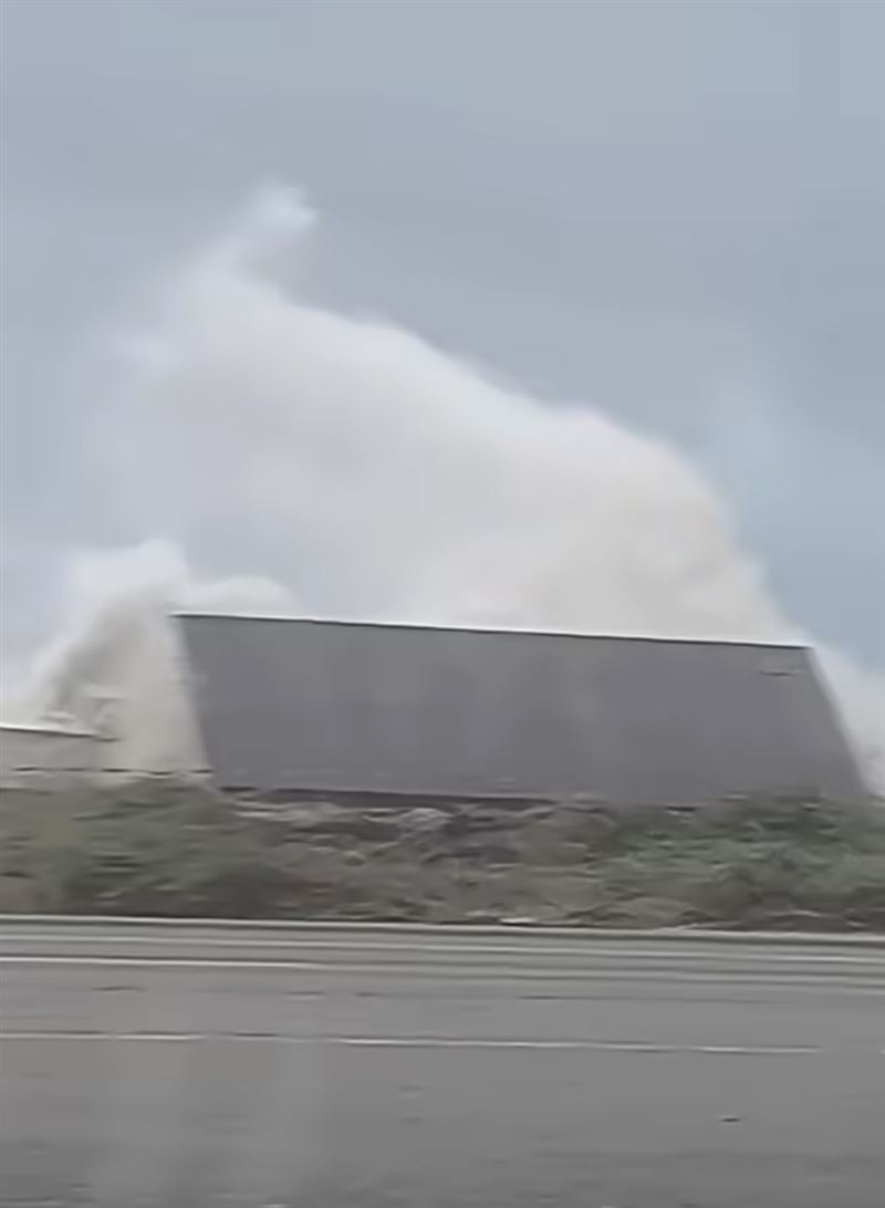 台中港西碼頭西側堤防風浪洶湧，巨浪不斷拍打堤岸。（圖／翻攝自記者爆料網）