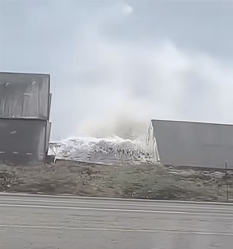 堤防被海浪沖出大破口，湧進大量海水。（圖／翻攝自記者爆料網）