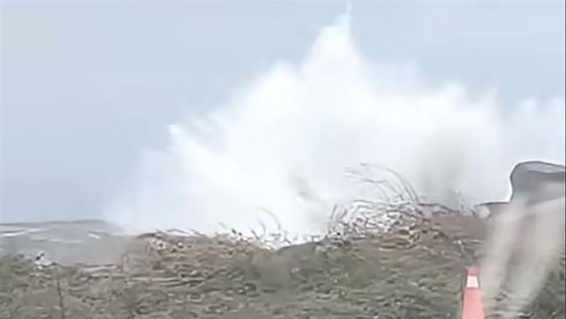 巨浪狂轟！台中港堤防「大破口」海水湧進