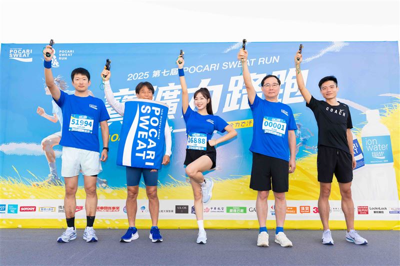 金車集團董事長李玉鼎(右二)、金車大塚總經理船木真(左二)、日本大塚山野順平(左一)、NRC信和教練(右一)和寶礦力路跑大使安芝儇(中)共同為2025寶礦力路跑鳴槍揭開序幕。（圖／品牌業者提供）