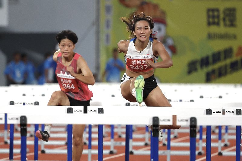 114年全國運動會女子組田徑100公尺跨欄決賽，「跨欄甜心」張博雅（右）以12秒94的成績順利奪金。(資料照)