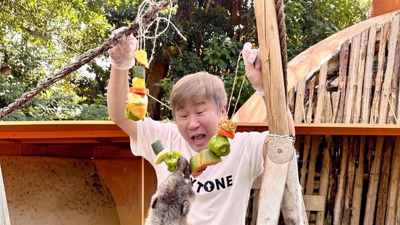 胡瓜把水果串掛在身上（圖／下面一位提供）