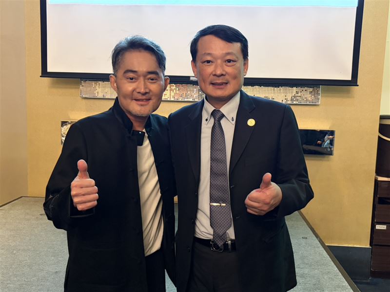 江國賓呼籲大眾重視口腔健康，右為口腔顎面外科學會理事長李曉屏。（圖／記者簡浩正攝影）