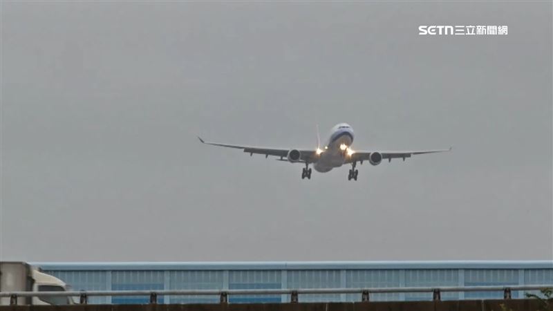 共伴效應颳強風！飛機桃機「重飛」乘客吐