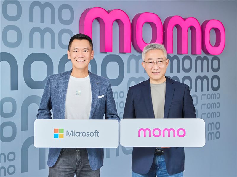 momo富邦媒與台灣微軟合作打造大型語言模型（LLM）驅動的新一代智能客服，左至右為台灣微軟總經理卞志祥、富邦媒體科技總經理谷元宏。（圖／品牌業者提供）